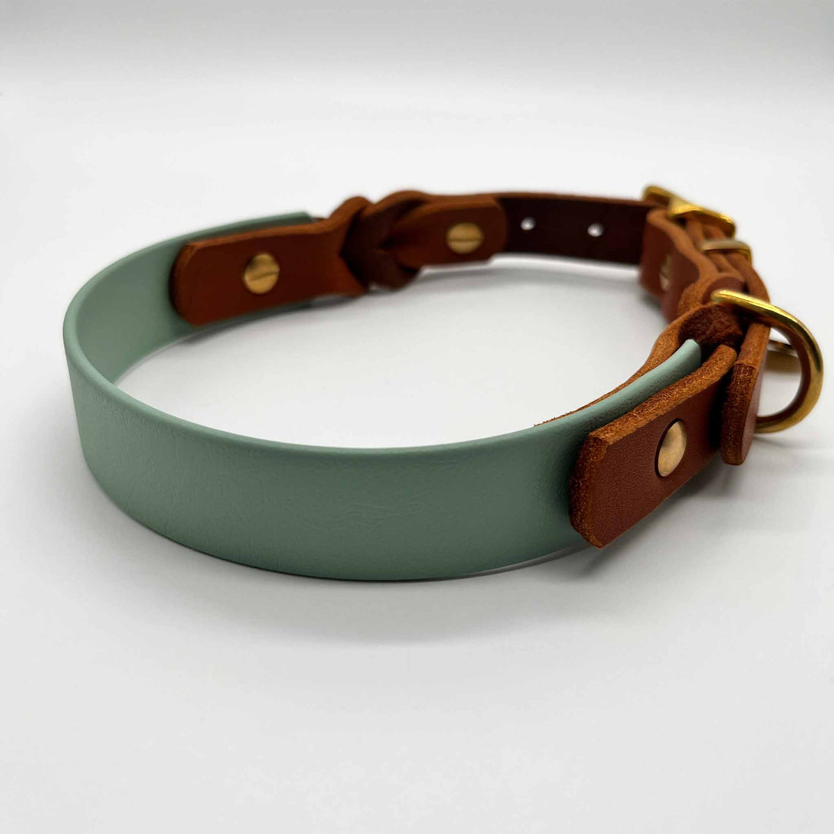 herzjubel Hundehalsband Biothane x Leder salbeigrün/cognac ⋙SAGE SENSATION WALKIE⋘