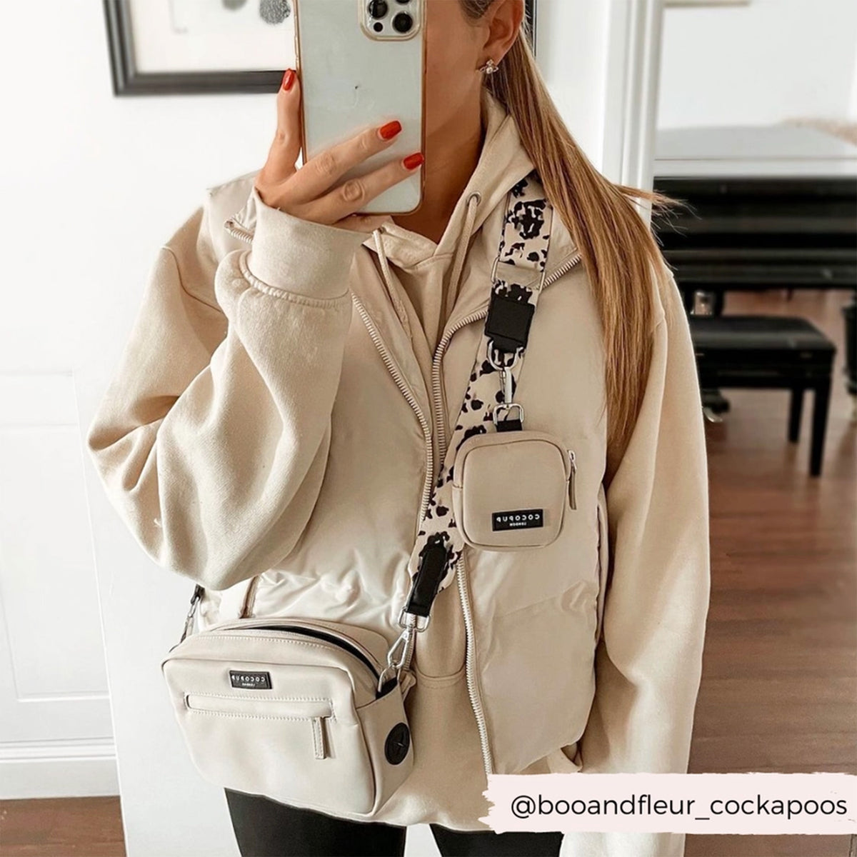 COCOPOP LONDON Gassitasche caramel latte mit Tragegurt ivory tort Tragebeispiel