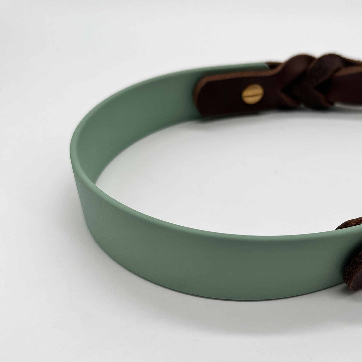 herzjubel Hundehalsband Biothane x Leder salbeigrün/dunkelbraun ⋙SAGE SENSATION WALKIE⋘ Details