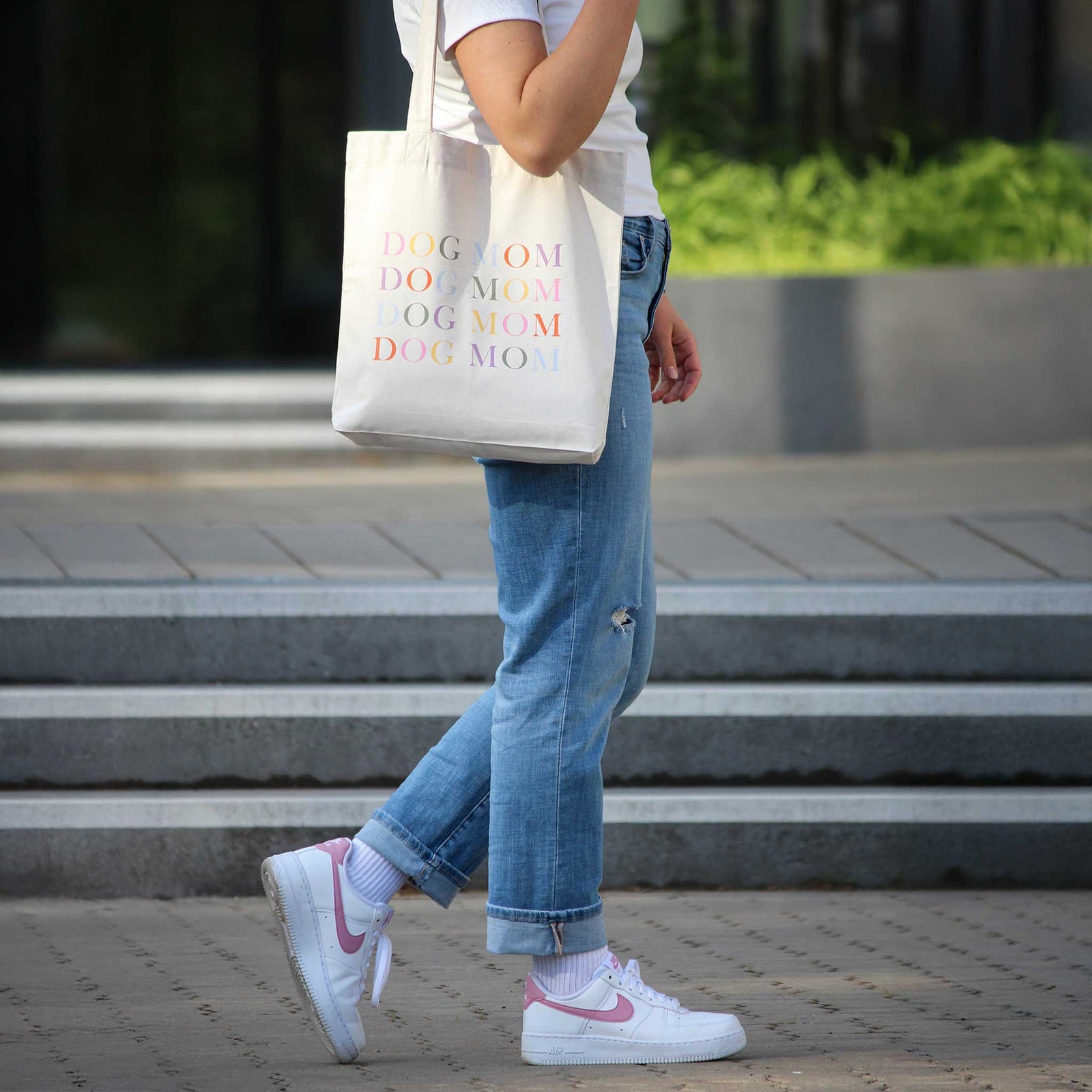 herzjubel Stofftasche/Tote Bag "DOG MOM - LINES" Tragebeispiel