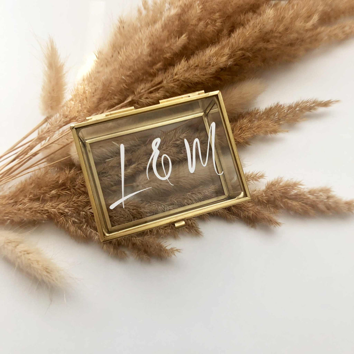 Kleine Ringbox ⋙LOVE⋘ mit personalisiertem Schriftzug "L & M" in weiß