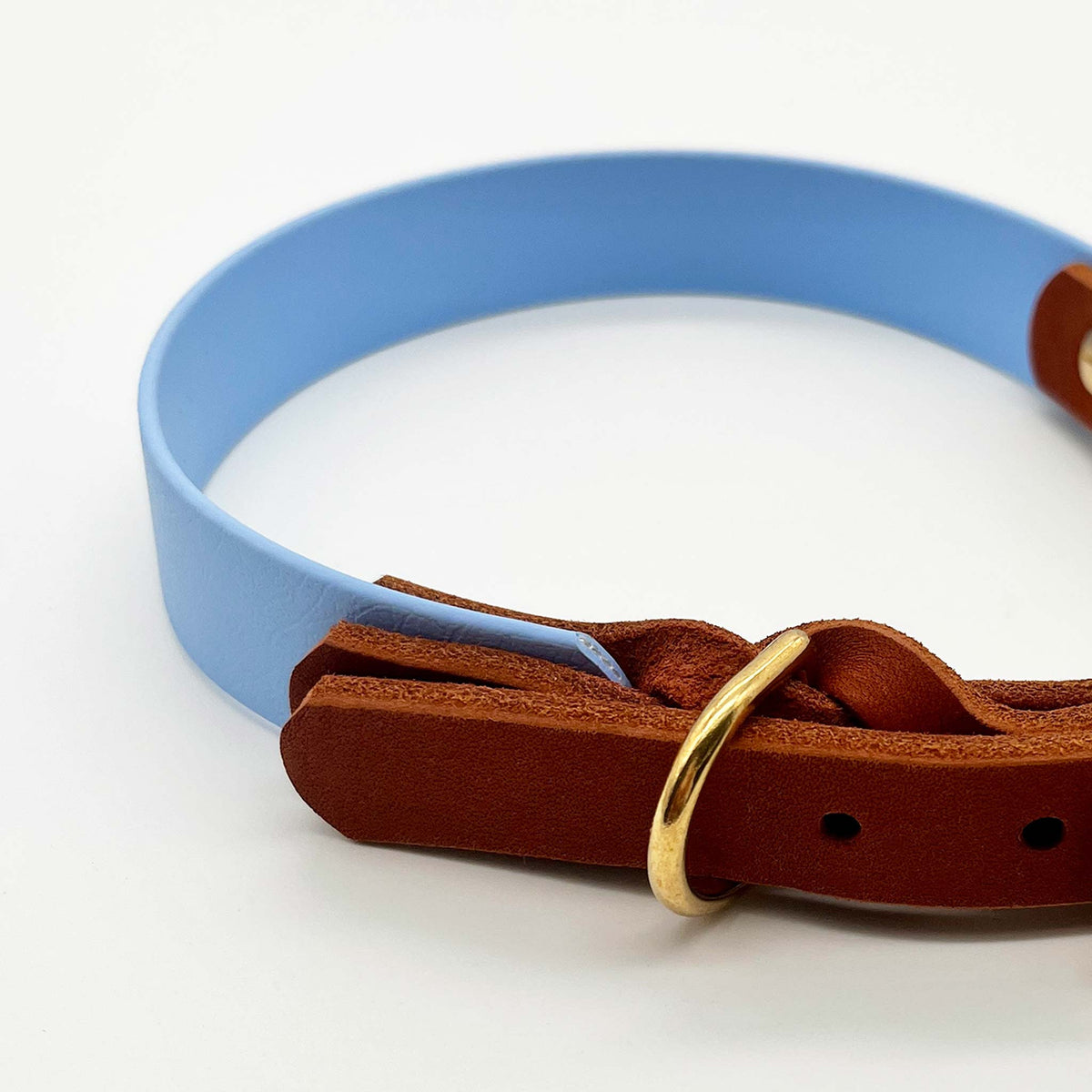herzjubel Hundehalsband Biothane x Leder hellblau/cognac ⋙BLUE SKY WALKIE⋘ Detailsicht