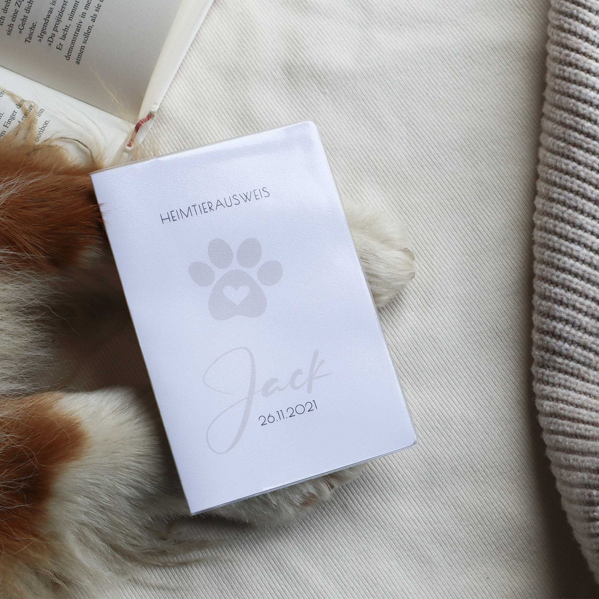 herzjubel Schutzhülle für EU Heimtierausweis/Impfpass ⋙PAW LOVE⋘ Personalisierungsbeispiel taupe