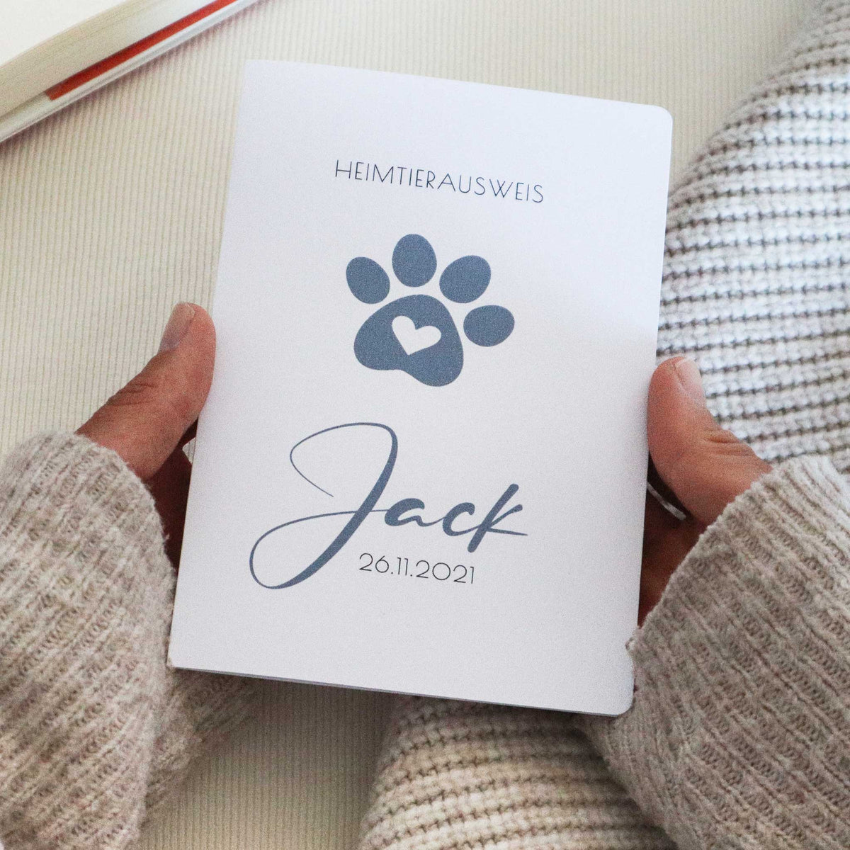herzjubel Schutzhülle für EU Heimtierausweis/Impfpass ⋙PAW LOVE⋘ Personalisierungsbeispiel blau