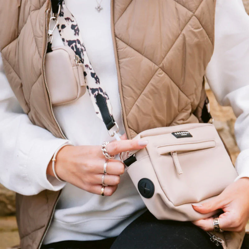 COCOPOP LONDON Gassitasche caramel latte mit Tragegurt ivory tort