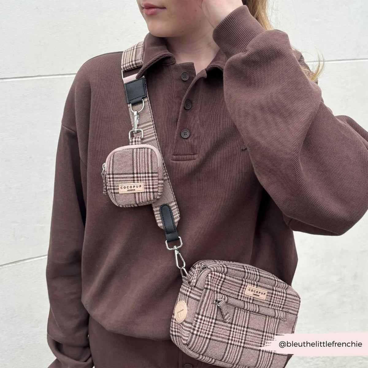 COCOPOP LONDON Gassitasche pup plaid (beigebraun) Tweed Edition Tragebeispiel