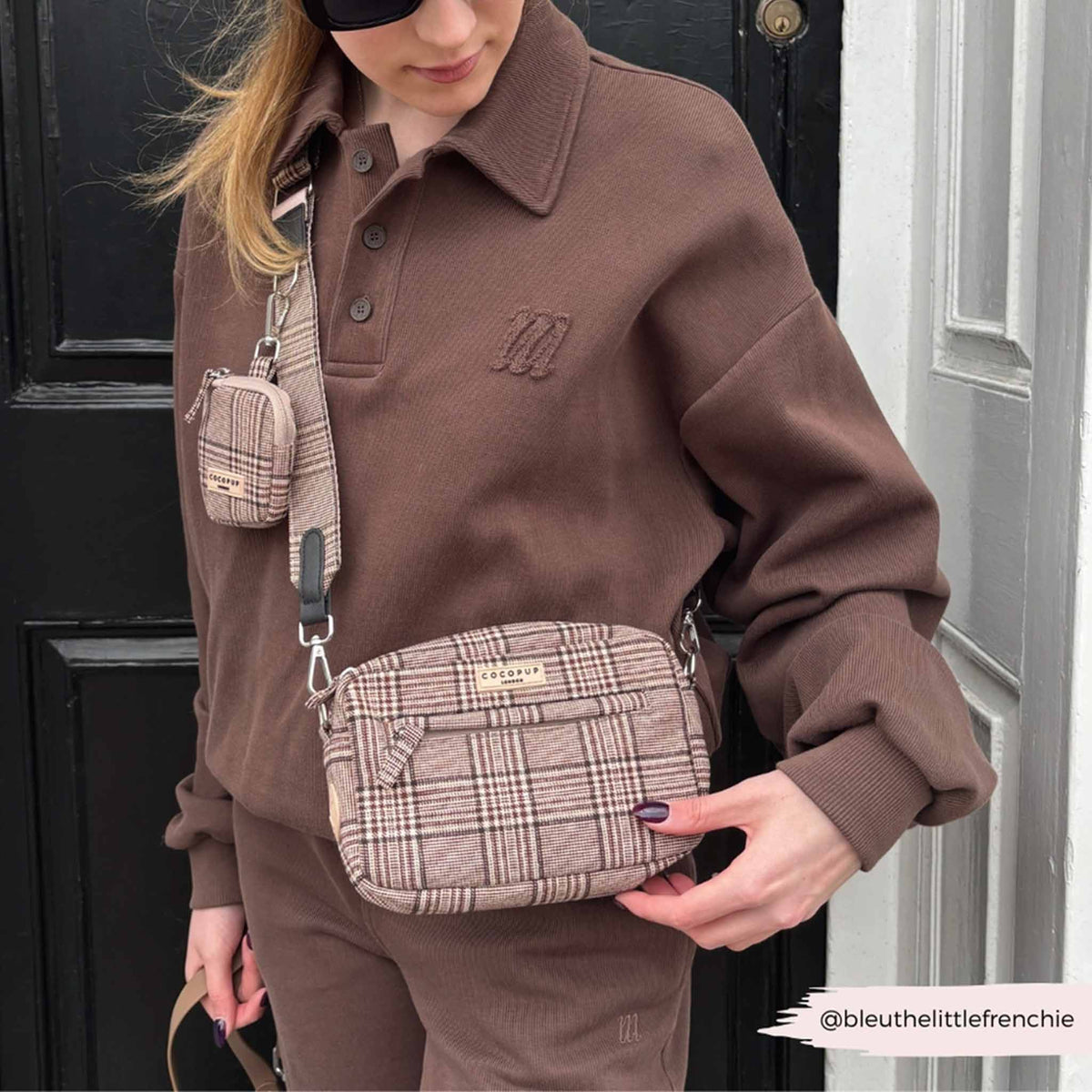 COCOPOP LONDON Gassitasche pup plaid (beigebraun) Tweed Edition Tragebeispiel
