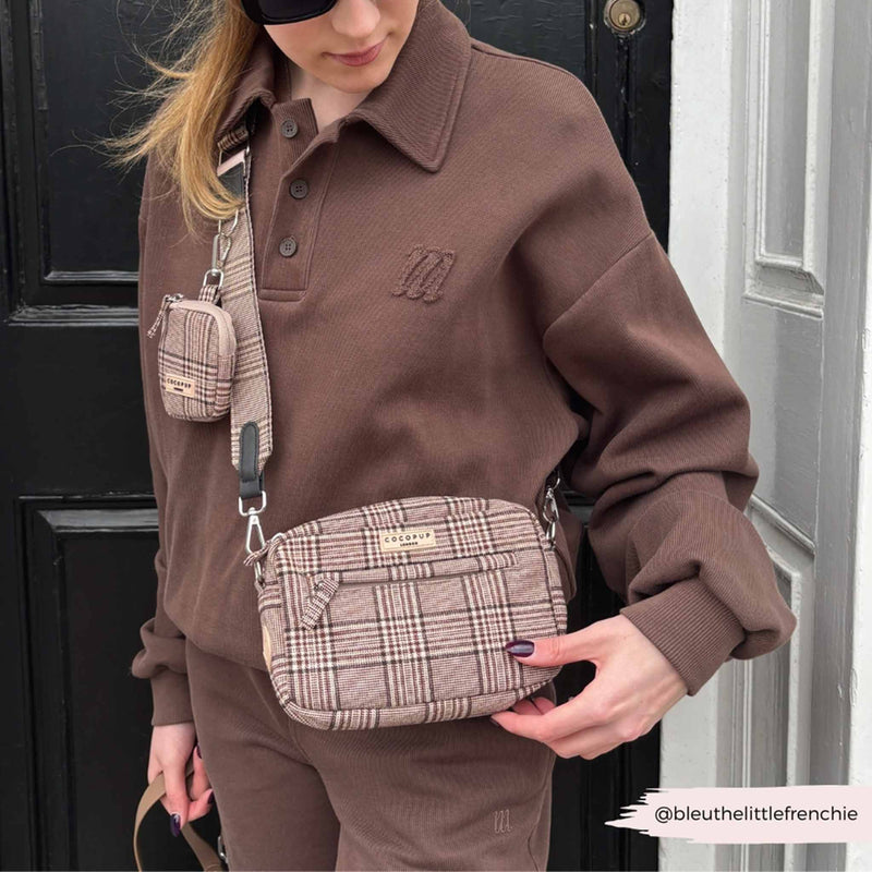 COCOPOP LONDON Gassitasche pup plaid (beigebraun) Tweed Edition Tragebeispiel