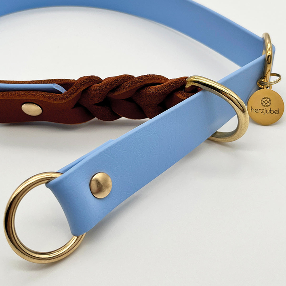 herzjubel Hundehalsband Zugstopp Biothane x Leder hellblau/cognac ⋙BLUE SKY WALKIE⋘ Details