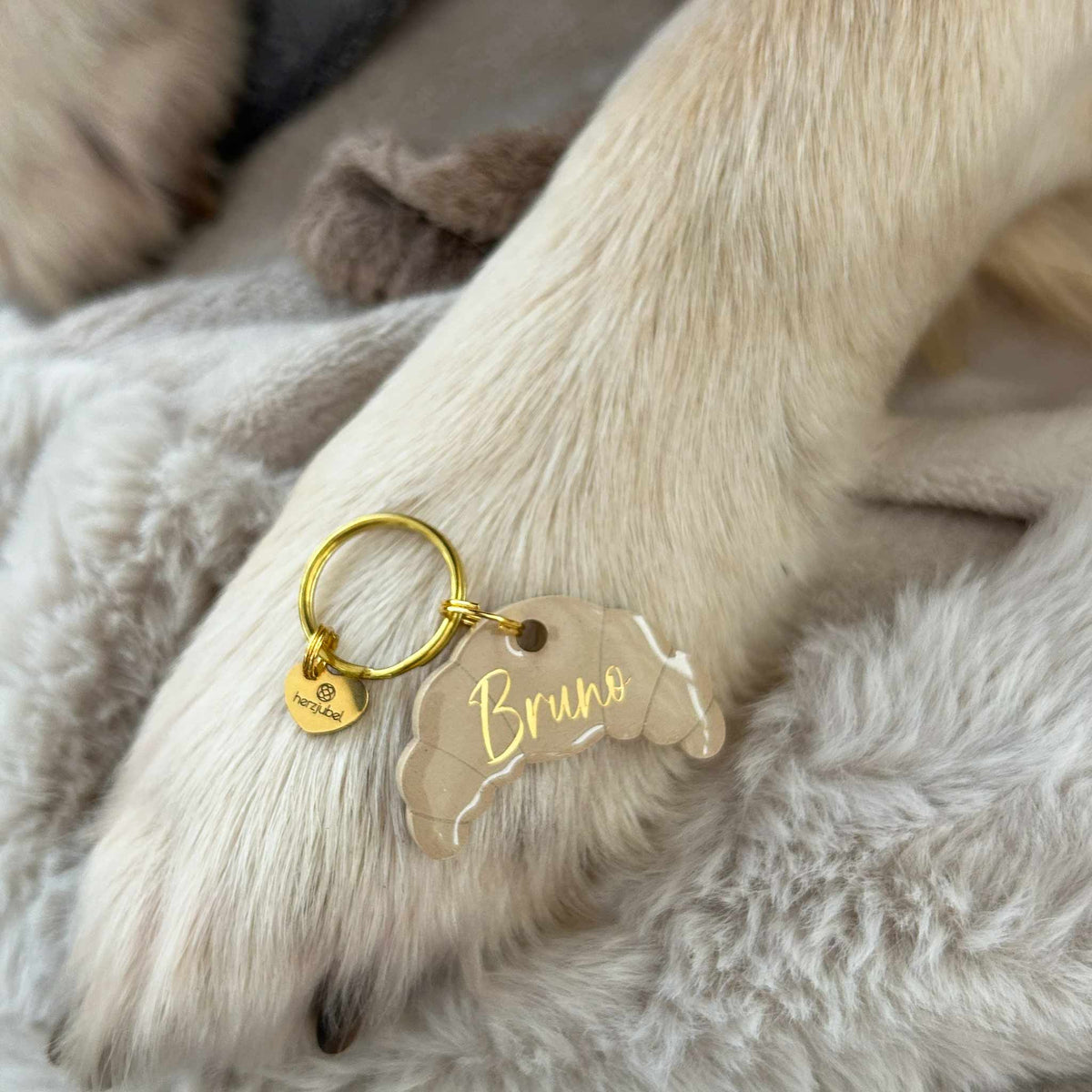 herzjubel Hundemarke Croissant ⋙CROISSANT CHARM⋘ Personalisierungsbeispiel 