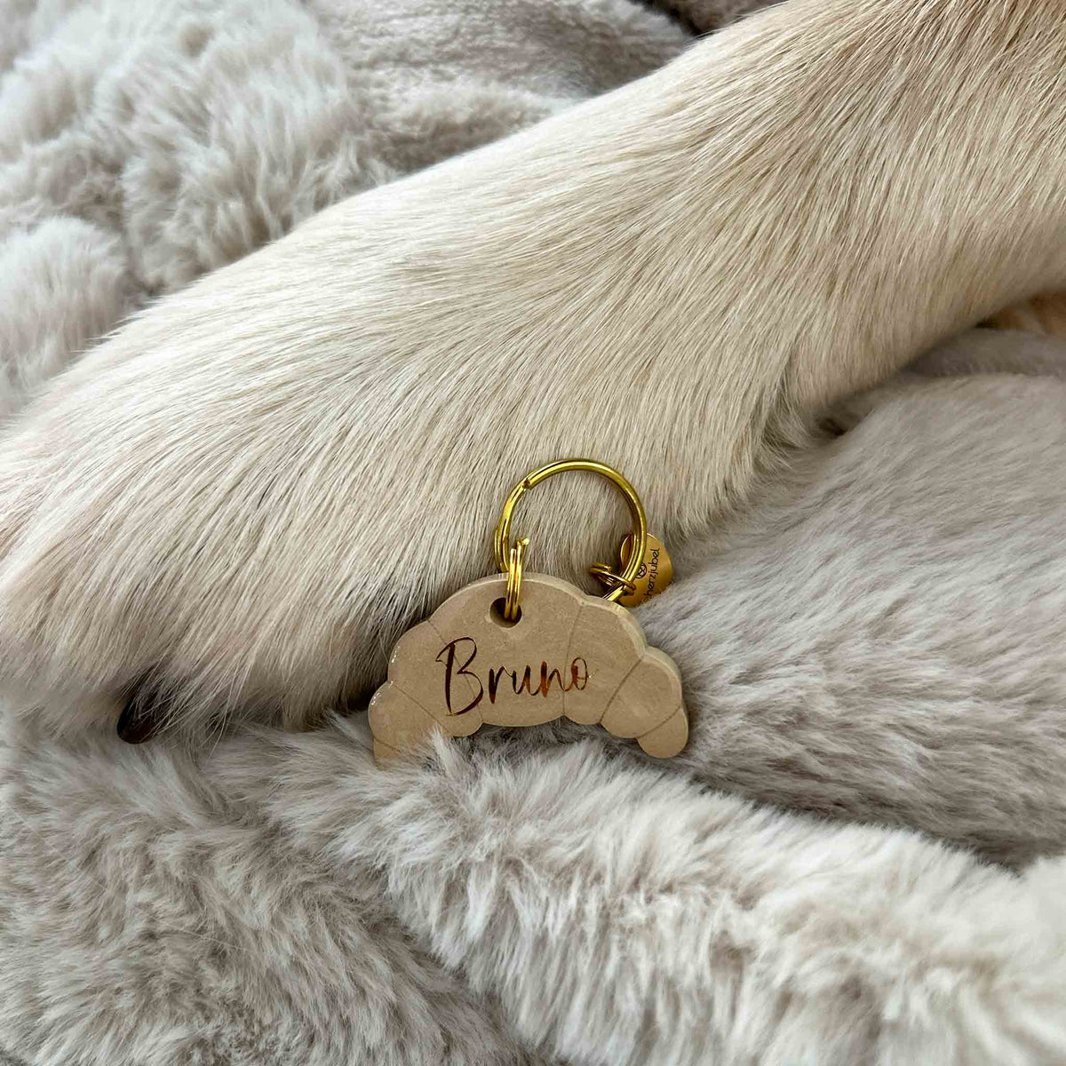 herzjubel Hundemarke Croissant ⋙CROISSANT CHARM⋘ Personalisierungsbeispiel 