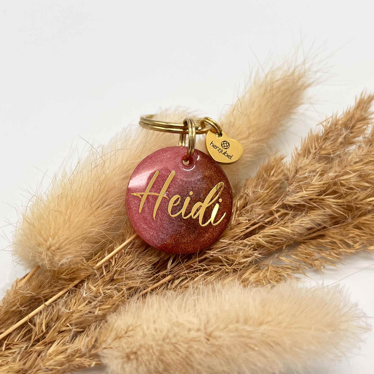 herzjubel Hundemarke ⋙PINK GLOW⋘ Personalisierungsbeispiel in gold