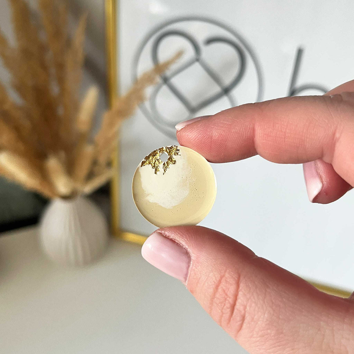Hundemarke beige/creme mit Goldflocken - Einzelstück
