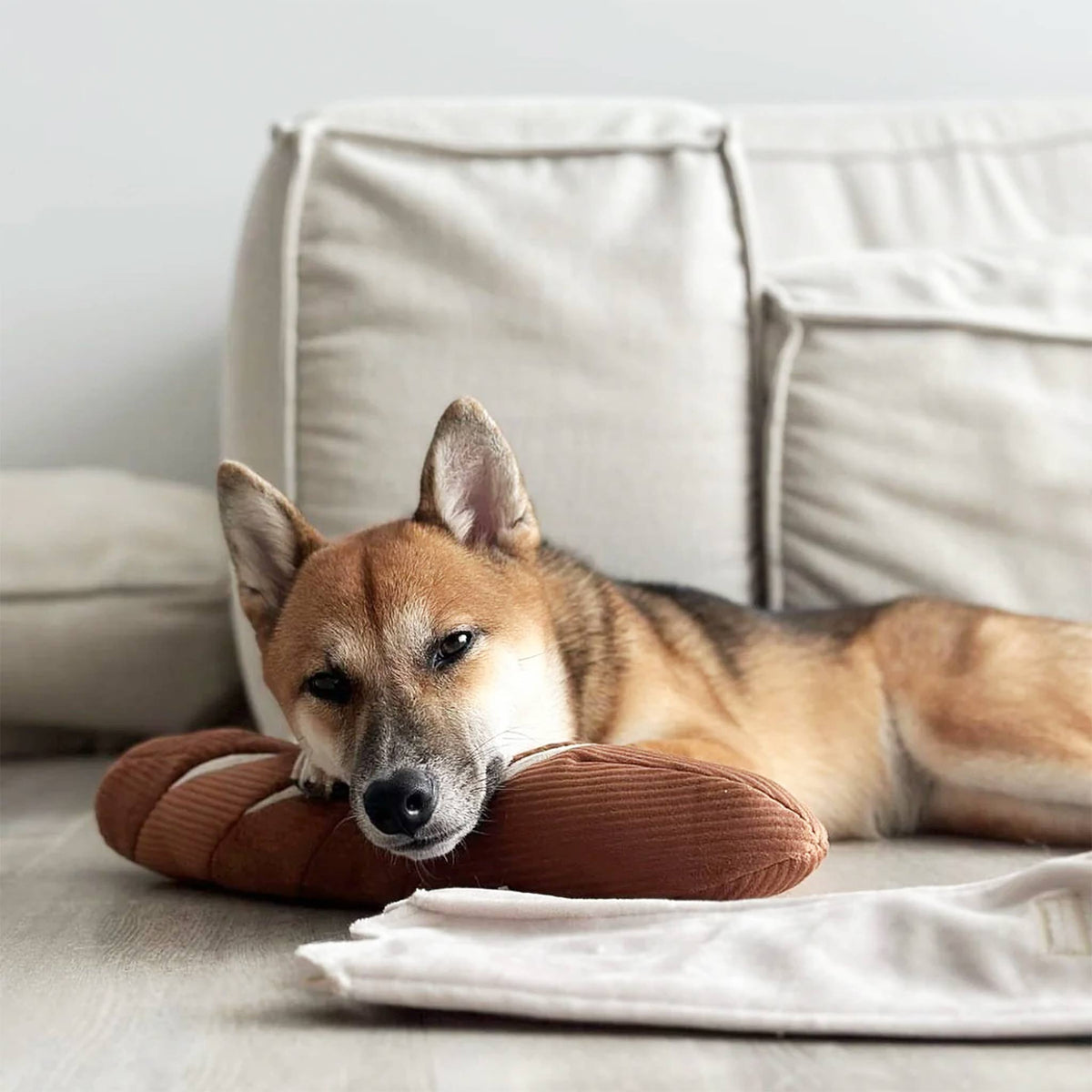 herzjubel Hundespielzeug Schnüffelbaguette von Lambwolf Collective