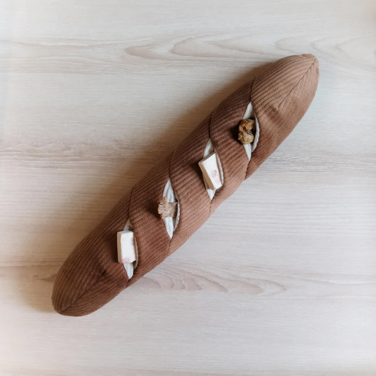herzjubel Hundespielzeug Schnüffelbaguette von Lambwolf Collective