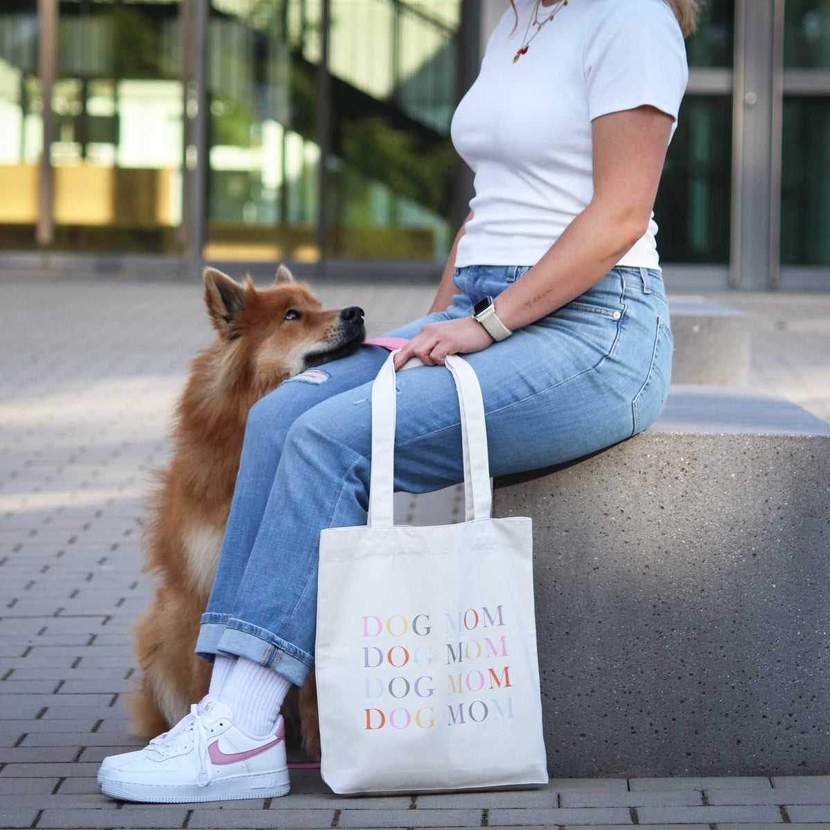 herzjubel Stofftasche/Tote Bag "DOG MOM-LINES" Tragebeispiel