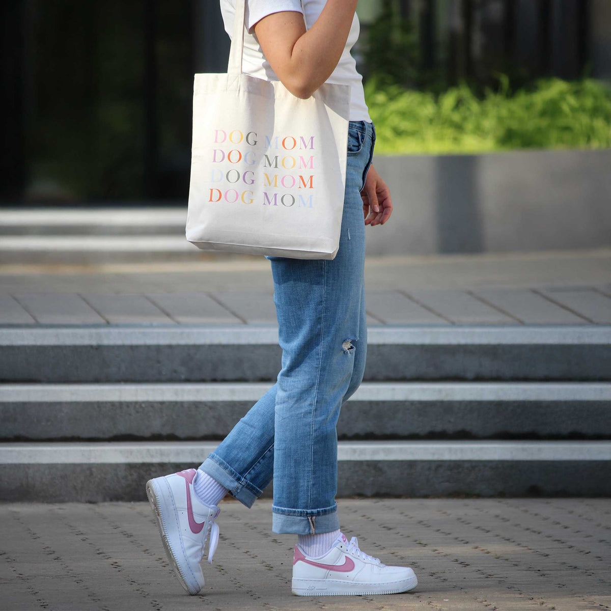 herzjubel Stofftasche/Tote Bag "DOG MOM - LINES" Tragebeispiel